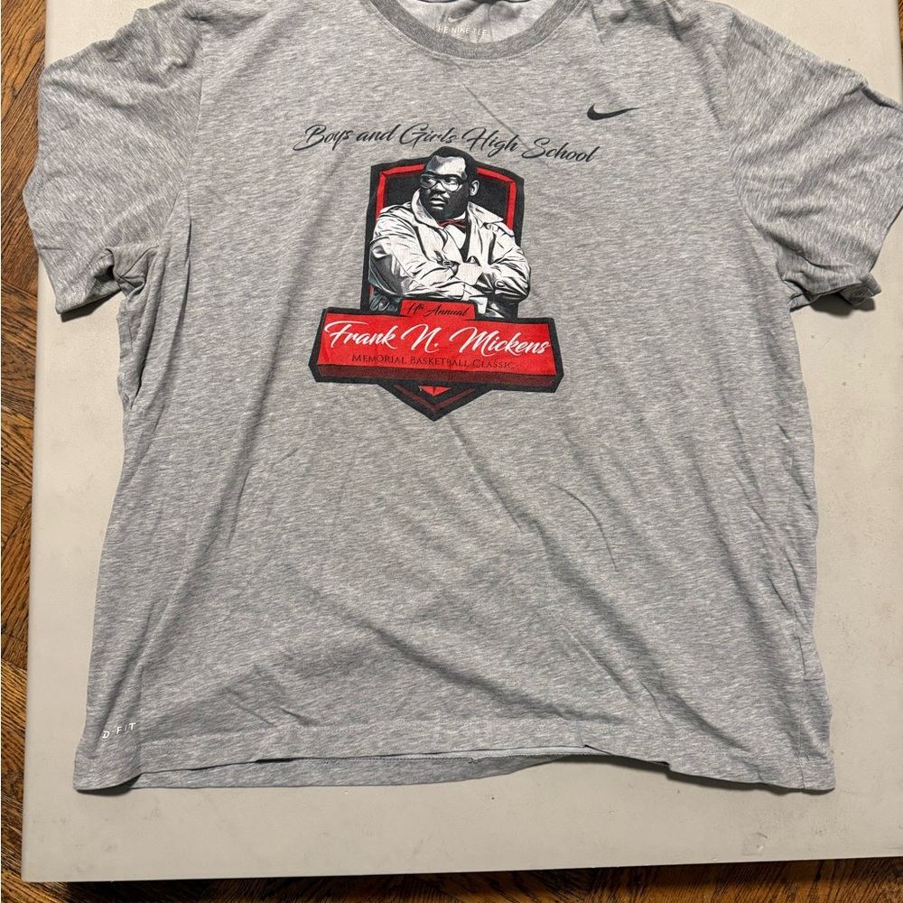 Nike Gray Short Sleeve Graphic Tee
